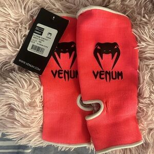 Venum Pink shin Wraps